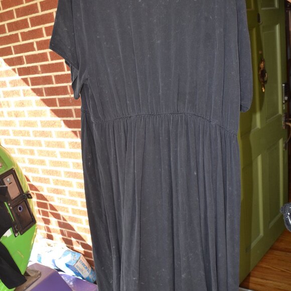 TORRID sz 3 BLACK BUTTON-FRONT V-NECK STRETCH MIDI DRESS - Picture 3 of 4